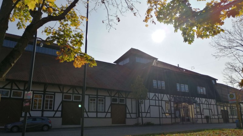 Fachwerkgebäude Alte Kelter in Fellbach, umgeben von herbstlichen Bäumen und Laub auf dem Boden. Die Sonne scheint durch die Äste., © Stadt Fellbach, Larissa Philipp Fachwerkgebäude Alte Kelter in Fellbach, umgeben von herbstlichen Bäumen und Laub auf dem Boden. Die Sonne scheint durch die Äste., © Stadt Fellbach, Larissa Philipp