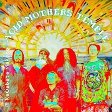 Die Band Acid Mothers Temple posiert vor einem psychedelischen Hintergrund. Die Farben sind intensiv und bunt, der Schriftzug der Band ist oben zu sehen., &copy; links im Bild