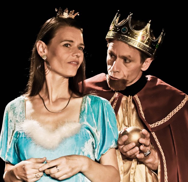 Ein K&ouml;nig und eine K&ouml;nigin in pr&auml;chtigen Kost&uuml;men. Der K&ouml;nig h&auml;lt eine goldene Kugel, w&auml;hrend die K&ouml;nigin nachdenklich schaut., &copy; Galli Theater Backnang