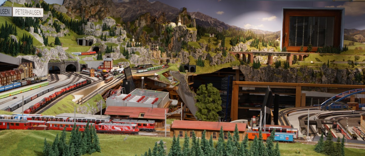 Detailreiche Modelleisenbahnlandschaft mit Bergen, Tunneln und Zügen. Verschiedene Zugmodelle fahren durch eine Miniaturlandschaft., © PMW Winnenden e.V. Detailreiche Modelleisenbahnlandschaft mit Bergen, Tunneln und Zügen. Verschiedene Zugmodelle fahren durch eine Miniaturlandschaft., © PMW Winnenden e.V.