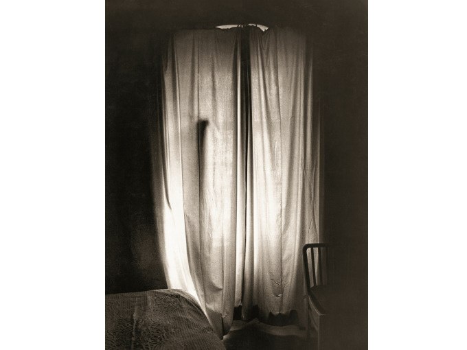 Ein stimmungsvoll beleuchteter Raum mit schweren Vorhängen vor einem Fenster. Ein Stuhl steht rechts, das Licht fällt sanft durch die Vorhänge., © Kunsthalle Göppingen Ein stimmungsvoll beleuchteter Raum mit schweren Vorhängen vor einem Fenster. Ein Stuhl steht rechts, das Licht fällt sanft durch die Vorhänge., © Kunsthalle Göppingen