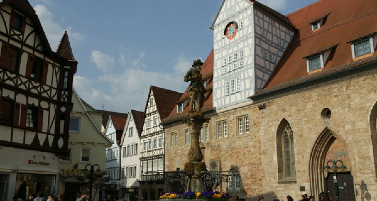 Reutlinger Marktplatz mit historischen Fachwerkhäusern, Marktbrunnen und Spitalhof. Menschen sitzen und spazieren bei sonnigem Wetter., © Mythos Schwäbische Alb im Landkreis Reutlingen e.V. Reutlinger Marktplatz mit historischen Fachwerkhäusern, Marktbrunnen und Spitalhof. Menschen sitzen und spazieren bei sonnigem Wetter., © Mythos Schwäbische Alb im Landkreis Reutlingen e.V.