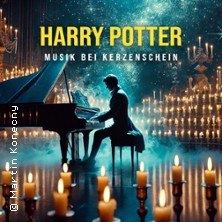 Ein Pianist spielt in einem von Kerzen erleuchteten Raum, der eine magische Atmosph&auml;re schafft. Der Titel 'Harry Potter Musik bei Kerzenschein' ist zu sehen., &copy; links im Bild