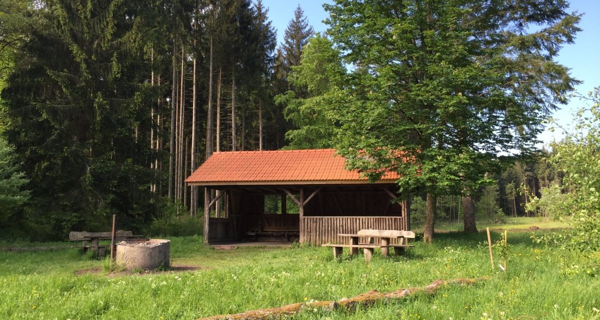 Grillplatz mit Holzhütte und Feuerstelle auf einer grünen Wiese, umgeben von hohen Bäumen im Kayhertal., © www.pro-cycl.de Grillplatz mit Holzhütte und Feuerstelle auf einer grünen Wiese, umgeben von hohen Bäumen im Kayhertal., © www.pro-cycl.de