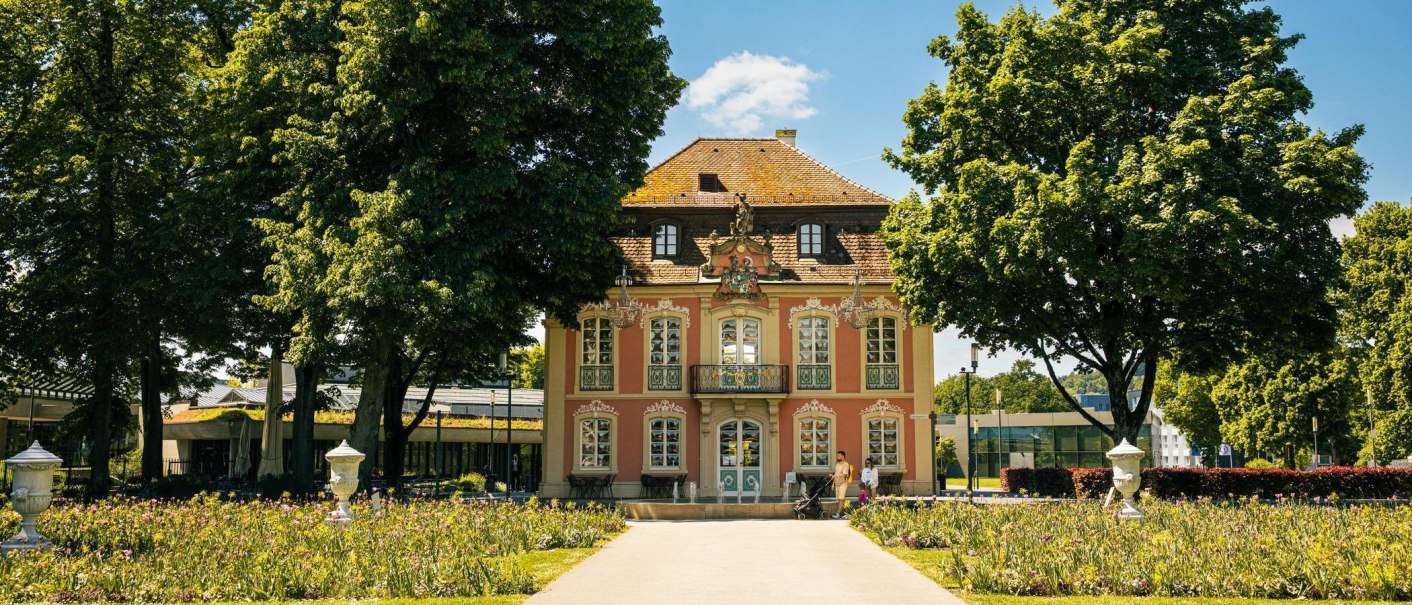 Das Rokokoschlösschen in Schwäbisch Gmünd, umgeben von blühenden Gärten und hohen Bäumen, strahlt im Sonnenschein., © Stuttgart-Marketing GmbH, Sarah Schmid
