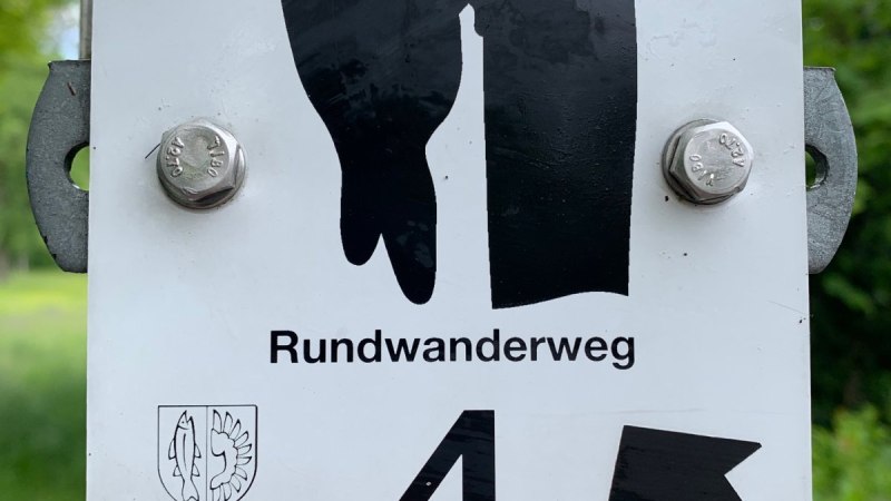 Schild mit Specht-Symbol für Rundwanderweg 4 in Remseck am Neckar, befestigt an einem Pfosten. Schild mit Specht-Symbol für Rundwanderweg 4 in Remseck am Neckar, befestigt an einem Pfosten.