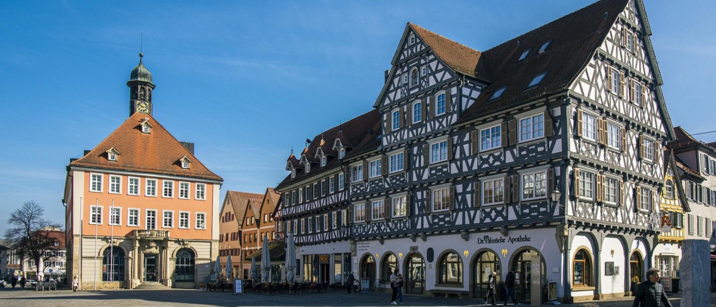 Der Marktplatz von Schorndorf zeigt das historische Rathaus und ein Fachwerkhaus bei sonnigem Wetter., © SMG, Sarah Schmid Der Marktplatz von Schorndorf zeigt das historische Rathaus und ein Fachwerkhaus bei sonnigem Wetter., © SMG, Sarah Schmid