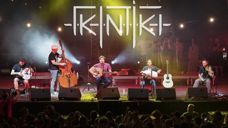 Eine Band spielt auf einer Bühne vor einem Publikum. Im Hintergrund leuchtet der Schriftzug 'Gidiki'. Die Bühne ist mit Instrumenten ausgestattet., © Kulturhaus Schwanen Eine Band spielt auf einer Bühne vor einem Publikum. Im Hintergrund leuchtet der Schriftzug 'Gidiki'. Die Bühne ist mit Instrumenten ausgestattet., © Kulturhaus Schwanen