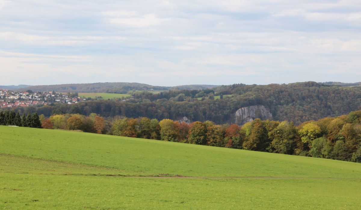 Der Weg führt an den Wiesen von Wittlingen entlang, © Bad Urach Tourismus