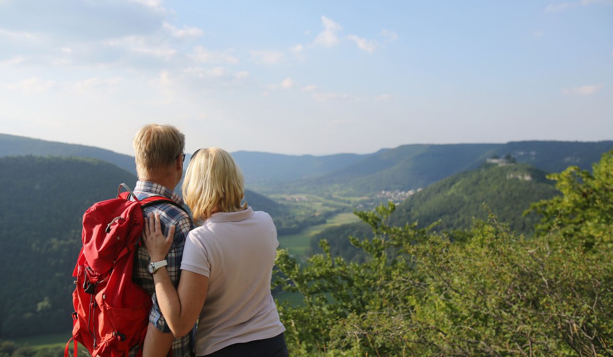 Wanderer blicken vom Eppenzillfels ins Tal, © Bad Urach Tourismus