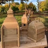Holzvogelhäuser und ein Klettergerüst auf einem Spielplatz im Grünen. Herbstliche Bäume im Hintergrund, blauer Himmel., © Stadt Herrenberg Holzvogelhäuser und ein Klettergerüst auf einem Spielplatz im Grünen. Herbstliche Bäume im Hintergrund, blauer Himmel., © Stadt Herrenberg