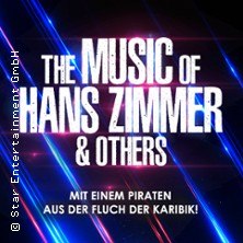 Plakat mit dem Text: "The Music of Hans Zimmer & Others" und Hinweis auf einen Piraten aus "Fluch der Karibik". Hintergrund mit blauen und roten Lichtern., © links im Bild