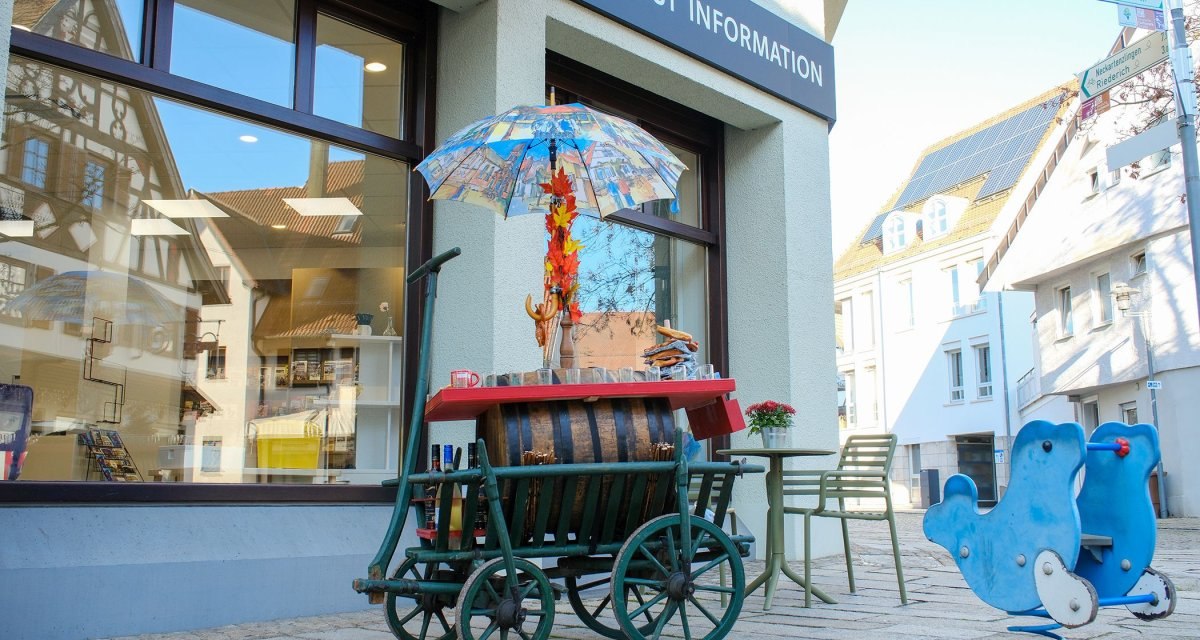 Metzingen und seine Outletcity gehören untrennbar zusammen, aber Metzingen bietet noch viel mehr - die Mitarbeiter der Touristinfo wissen, wo! Metzingen und seine Outletcity gehören untrennbar zusammen, aber Metzingen bietet noch viel mehr - die Mitarbeiter der Touristinfo wissen, wo!