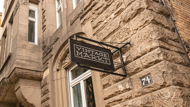 Altes Gebäude mit einem Schild 'Vintage Markt' an der Fassade. Die Hausnummer 74 ist sichtbar., © SMG, Sarah Schmid
