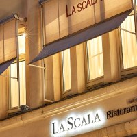 Beleuchtete Fassade des Restaurants La Scala in Stuttgart mit Markisen und dekorativen S&auml;ulen bei Nacht., &copy; La Scala