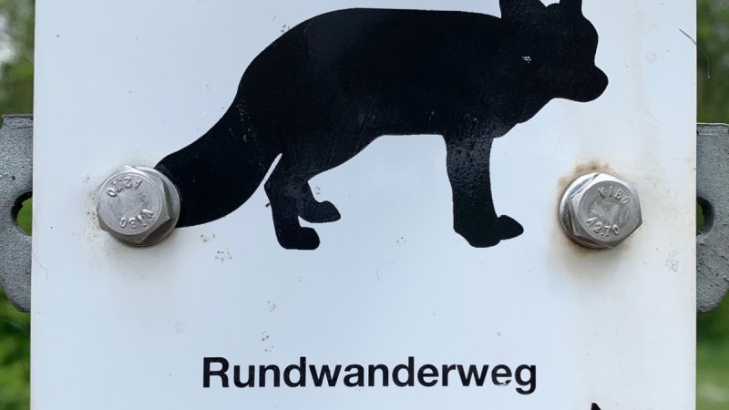 Ein Schild mit einem Fuchs-Symbol zeigt den Rundwanderweg 5 in Remseck am Neckar an. Ein Pfeil weist die Richtung. Ein Schild mit einem Fuchs-Symbol zeigt den Rundwanderweg 5 in Remseck am Neckar an. Ein Pfeil weist die Richtung.