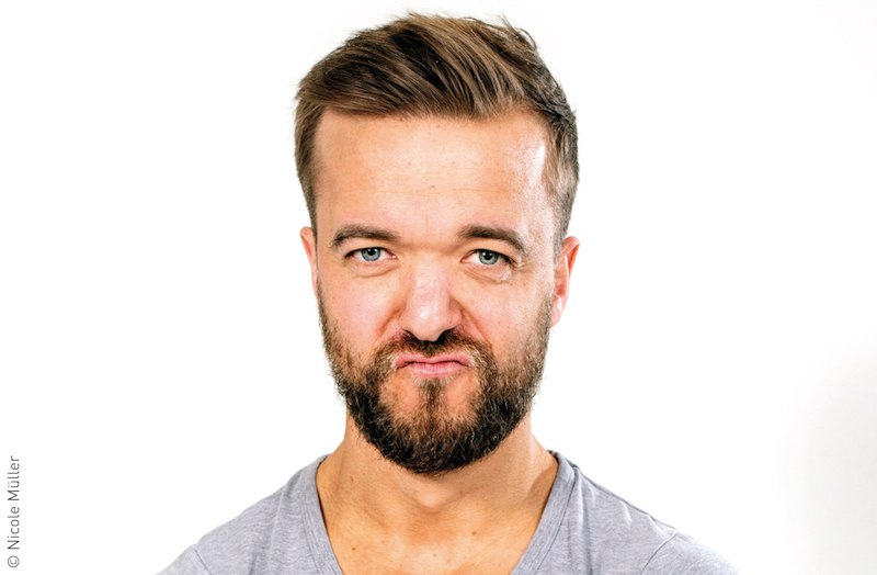 Ein Mann mit Bart und ernstem Gesichtsausdruck vor weißem Hintergrund. Er trägt ein graues T-Shirt. Foto von Nicole Müller., © Stadt Kornwestheim - Stadtbücherei Ein Mann mit Bart und ernstem Gesichtsausdruck vor weißem Hintergrund. Er trägt ein graues T-Shirt. Foto von Nicole Müller., © Stadt Kornwestheim - Stadtbücherei