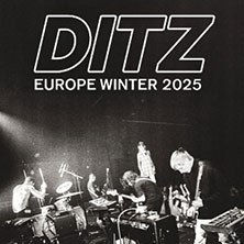 Schwarz-Weiß-Foto der Band Ditz bei einem Konzert. Oben steht 'Europe Winter 2025'. Die Musiker sind in Aktion auf der Bühne zu sehen., © links im Bild