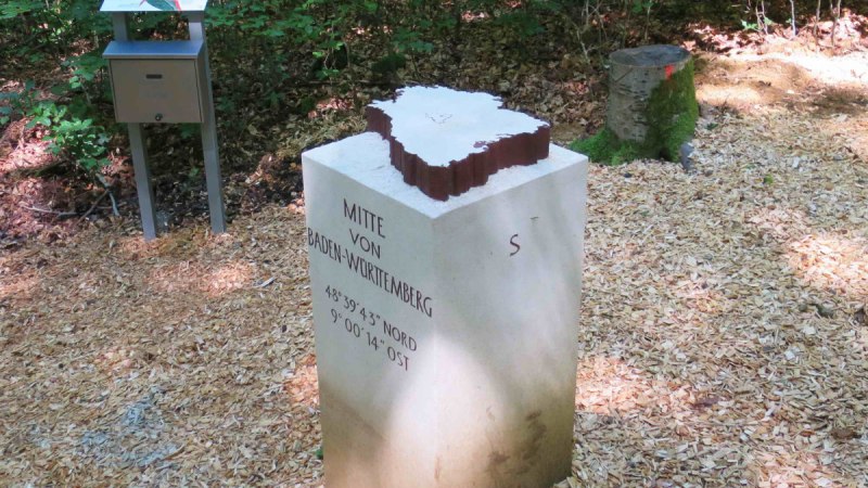 Steinskulptur im Wald markiert die geographische Mitte von Baden-Württemberg mit Koordinatenangabe., © Schwäbischer Albverein OG Böblingen Steinskulptur im Wald markiert die geographische Mitte von Baden-Württemberg mit Koordinatenangabe., © Schwäbischer Albverein OG Böblingen