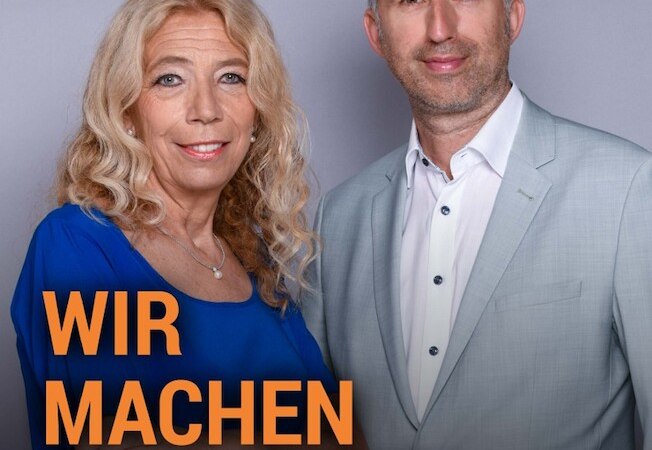 Zwei Personen posieren nebeneinander, die Frau trägt ein blaues Kleid, der Mann einen grauen Anzug. Text: 'Wir machen das jetzt! Live-Lesung'. Spiegel Bestseller-Autoren., © Veranstaltungsring Metzingen e.V. Zwei Personen posieren nebeneinander, die Frau trägt ein blaues Kleid, der Mann einen grauen Anzug. Text: 'Wir machen das jetzt! Live-Lesung'. Spiegel Bestseller-Autoren., © Veranstaltungsring Metzingen e.V.