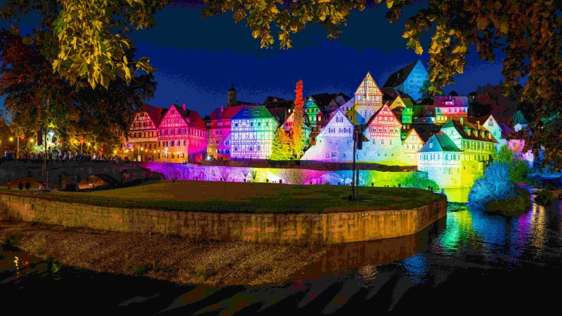 Altstadtansicht in bunten Farben beleuchtet, &copy; &copy; Stadt Schw&auml;bisch Hall - Michael K&uuml;hneisen