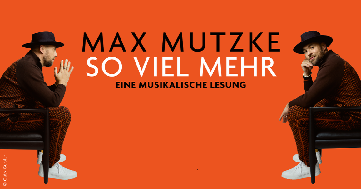 Max Mutzke auf einem Plakat f&uuml;r seine musikalische Lesung 'So viel mehr', mit ihm in einem gemusterten Anzug auf orangem Hintergrund., &copy; links im Bild
