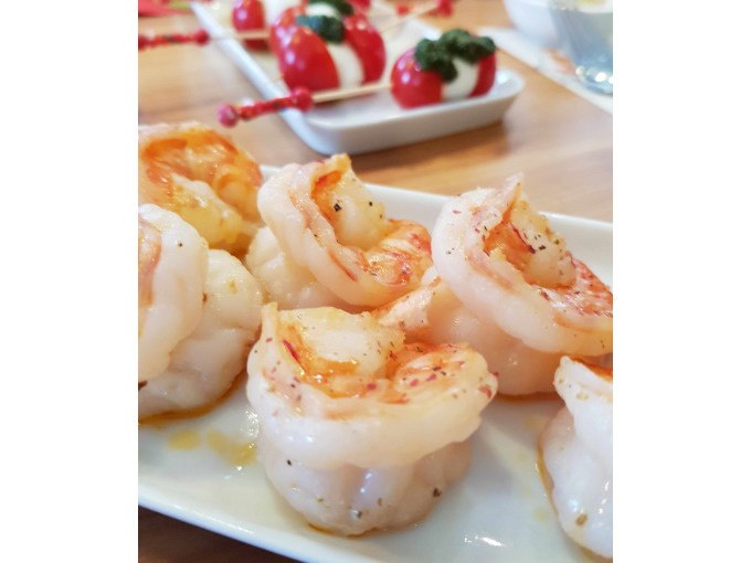 Garnelen auf einem Teller, im Hintergrund Tomaten-Mozzarella-Spieße. Elegante Präsentation von Tapas., © Kultweine-Kochwelten-Kunstücke - Kochschule Sonja Lenz Garnelen auf einem Teller, im Hintergrund Tomaten-Mozzarella-Spieße. Elegante Präsentation von Tapas., © Kultweine-Kochwelten-Kunstücke - Kochschule Sonja Lenz