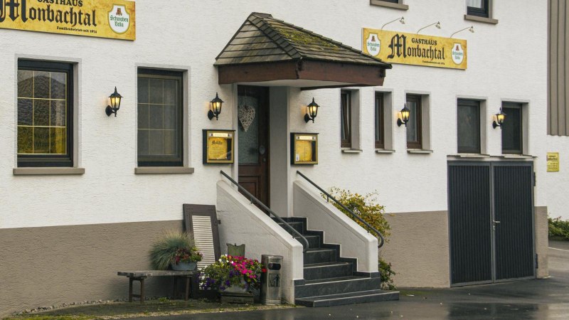 Eingang des Gasthauses Monbachtal mit Treppe, Blumendekoration und beleuchteten Laternen an der weißen Fassade., © Stuttgart Marketing GmbH, Sarah Schmid Eingang des Gasthauses Monbachtal mit Treppe, Blumendekoration und beleuchteten Laternen an der weißen Fassade., © Stuttgart Marketing GmbH, Sarah Schmid