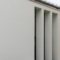 Wei&szlig;e Geb&auml;udefassade mit schmalen vertikalen Fenstern, die moderne Architektur betonen., &copy; Kunsthalle G&ouml;ppingen