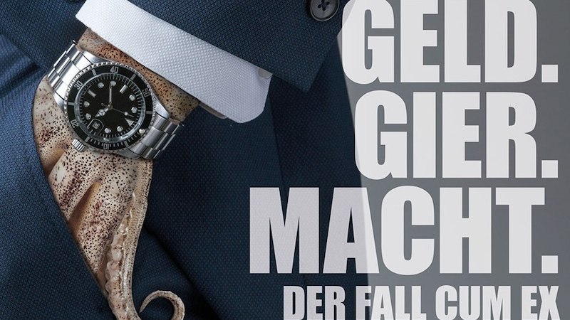 Ein Anzugträger mit Tentakelarm und Uhr, daneben der Text 'Geld. Gier. Macht. Der Fall Cum Ex'., © Stadt Kornwestheim Kulturmanagement Ein Anzugträger mit Tentakelarm und Uhr, daneben der Text 'Geld. Gier. Macht. Der Fall Cum Ex'., © Stadt Kornwestheim Kulturmanagement