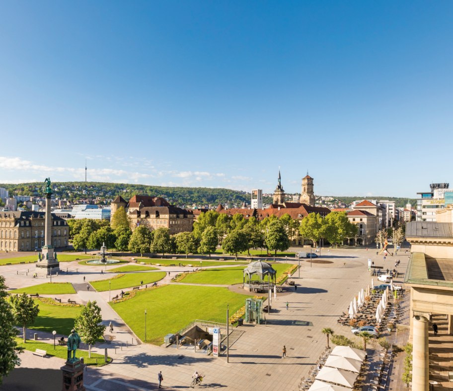 Der Schlossplatz in Stuttgart bei sonnigem Wetter, umgeben von historischen Geb&auml;uden und dem Dorotheen Quartier. Menschen spazieren und genie&szlig;en die Atmosph&auml;re., &copy; Werner Dieterich