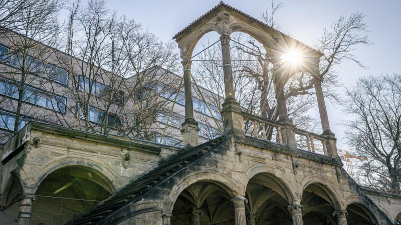 Die Ruine des Neuen Lusthaus mit steinernen Bögen und Säulen, umgeben von kahlen Bäumen. Sonnenstrahlen scheinen durch die Äste., © Stuttgart-Marketing GmbH, Sarah Schmid