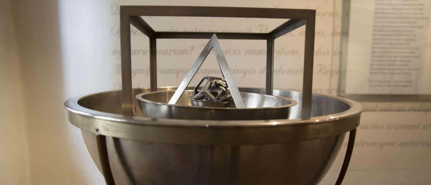 Eine metallische Skulptur mit ineinander verschachtelten geometrischen Formen im Keplermuseum., © Stadtverwaltung Weil der Stadt Eine metallische Skulptur mit ineinander verschachtelten geometrischen Formen im Keplermuseum., © Stadtverwaltung Weil der Stadt