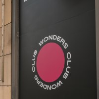 Eingang des Wonders Club mit gro&szlig;em Logo und Schriftzug an der Fassade. Schwarze T&uuml;ren und ein pinker Kreis mit dem Text 'Wonders Club'., &copy; Stuttgart Marketing GmbH, Sarah Schmid
