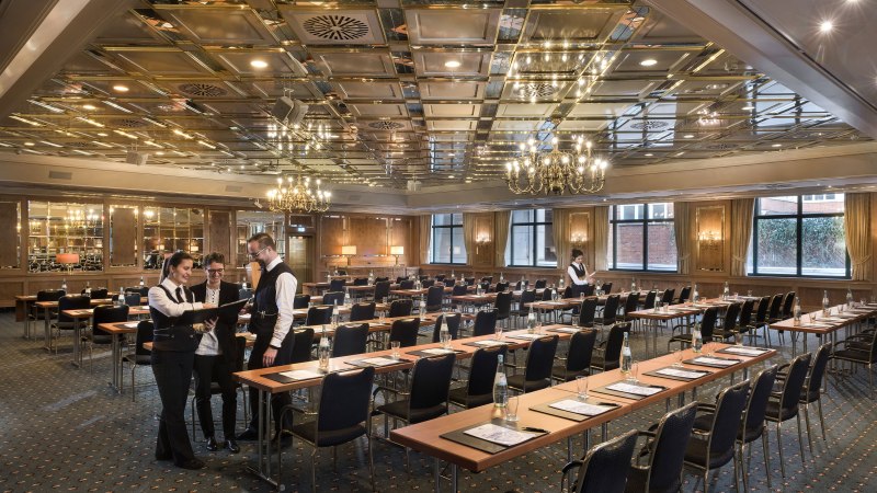 Eleganter Konferenzsaal im Maritim Hotel Stuttgart mit gedeckten Tischen, Kronleuchtern und Personal in Vorbereitung., © Maritim Hotels Eleganter Konferenzsaal im Maritim Hotel Stuttgart mit gedeckten Tischen, Kronleuchtern und Personal in Vorbereitung., © Maritim Hotels