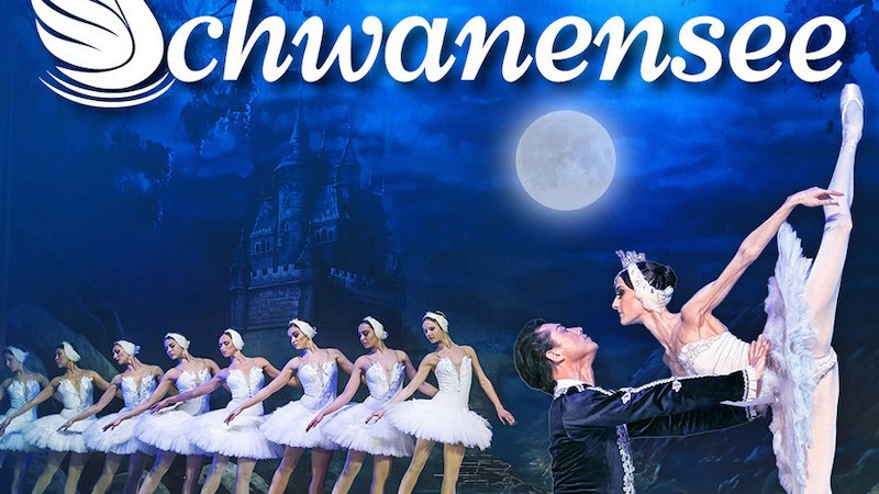 Balletttänzer in weißen Kostümen führen Schwanensee auf. Im Hintergrund eine nächtliche Szenerie mit Schloss und Vollmond., © Highlight Concerts GmbH
