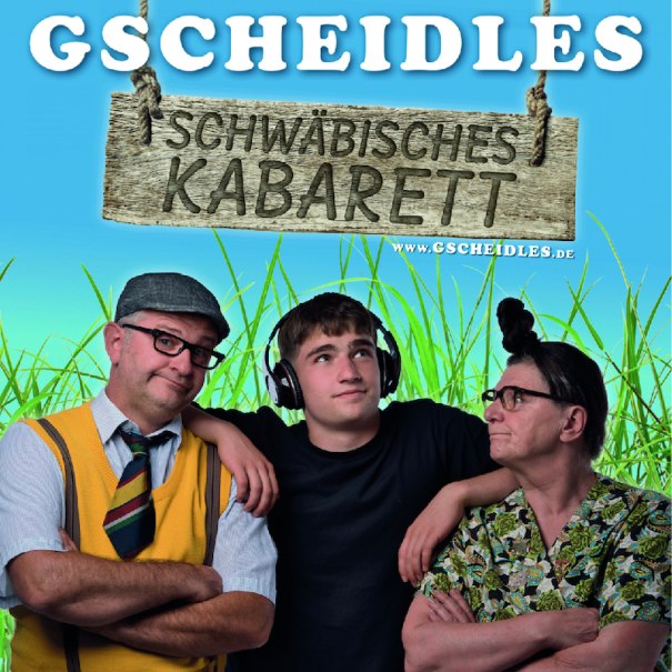 Drei Personen vor blauem Hintergrund mit Gras. Oben steht 'Gscheidles Schwäbisches Kabarett'. Eine Person trägt Kopfhörer., © SBEntertainment GmbH & Co. KG