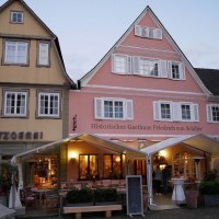 Historisches Gasthaus Friedrich von Schiller neben einer Metzgerei. Vor dem Gasthaus stehen Tische und Stühle unter einem Zelt., © Romantik Hotel Friedrich von Schiller Historisches Gasthaus Friedrich von Schiller neben einer Metzgerei. Vor dem Gasthaus stehen Tische und Stühle unter einem Zelt., © Romantik Hotel Friedrich von Schiller