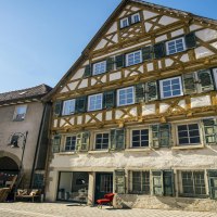 Außenansicht eines historischen Fachwerkhauses in Waiblingen, umgeben von anderen Gebäuden, bei strahlend blauem Himmel., © SMG, Sarah Schmid Außenansicht eines historischen Fachwerkhauses in Waiblingen, umgeben von anderen Gebäuden, bei strahlend blauem Himmel., © SMG, Sarah Schmid