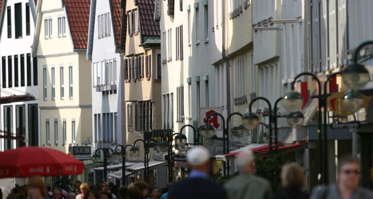 Belebte Straße in der Reutlinger Innenstadt mit Menschen und historischen Gebäuden. Die Architektur zeigt bunte Fassaden und traditionelle Dachformen., © Sphäre Verlag Belebte Straße in der Reutlinger Innenstadt mit Menschen und historischen Gebäuden. Die Architektur zeigt bunte Fassaden und traditionelle Dachformen., © Sphäre Verlag