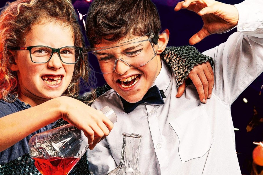 Zwei Kinder mit Schutzbrillen und Flaschen, die eine chemische Reaktion darstellen. Sie lachen und wirken begeistert., © © Christof Mühlberger Zwei Kinder mit Schutzbrillen und Flaschen, die eine chemische Reaktion darstellen. Sie lachen und wirken begeistert., © © Christof Mühlberger