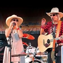 John D. & The Rose mit Band, © links im Bild