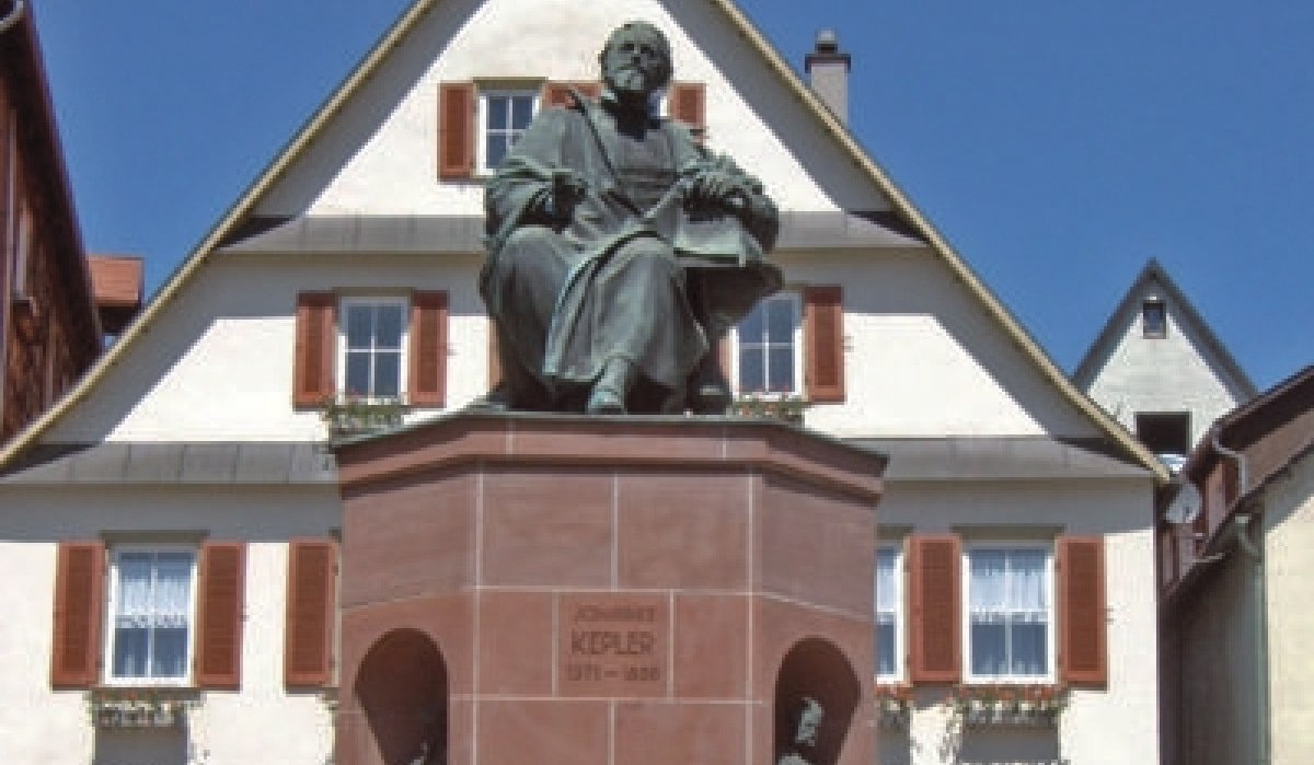 Das Kepler-Denkmal zeigt eine Statue von Johannes Kepler vor einem Fachwerkhaus mit roten Fensterläden., © Sindelfingen - Stuttgart-Marketing GmbH