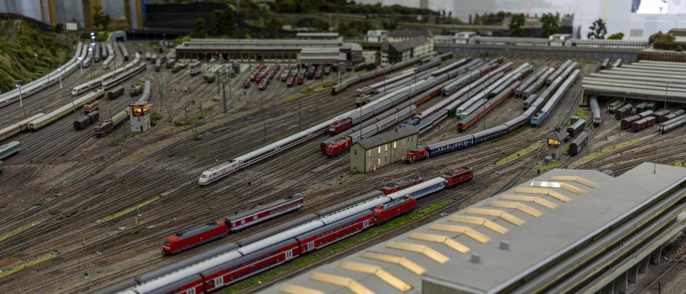 Miniatur-Eisenbahnanlage mit zahlreichen Zügen und Gleisen in einer Modelllandschaft, die Stuttgart darstellt., © Stuttgart-Marketing GmbH, Sarah Schmid Miniatur-Eisenbahnanlage mit zahlreichen Zügen und Gleisen in einer Modelllandschaft, die Stuttgart darstellt., © Stuttgart-Marketing GmbH, Sarah Schmid