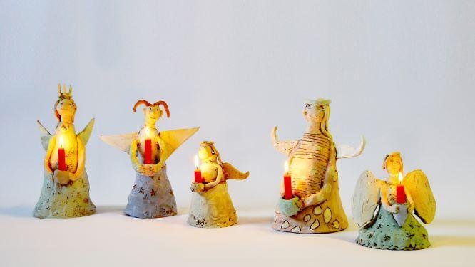 Fünf handgefertigte Tonengel, die Kerzen halten, stehen auf einem weißen Hintergrund. Jeder Engel hat ein einzigartiges Design., © Kunstschule Labyrinth