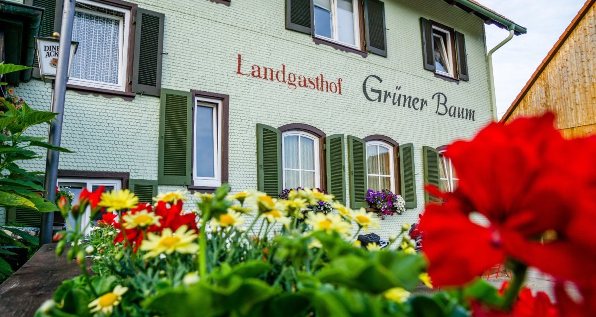 Eine gute Einkehrm&ouml;glichkeit ist der idyllische Landgasthof Gr&uuml;ner Baum in Aichelberg, &copy; N&ouml;rdlicher Schwarzwald
