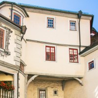 Innenhof des Alten Schlosses in Gaildorf. Historische Architektur mit verzierten Fenstern und einem Balkon mit roten Blumen., © Stuttgart-Marketing GmbH, Sarah Schmid