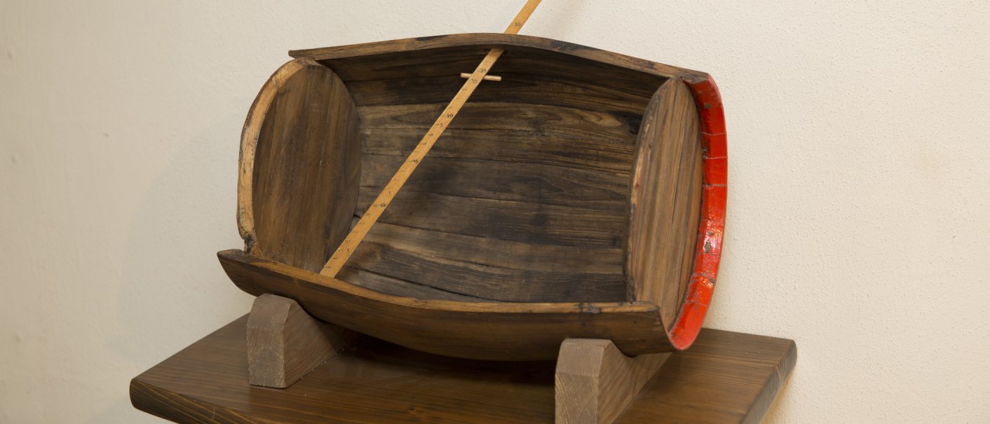 Holzmodell eines halbierten Fasses mit einem Messstab, ausgestellt im Keplermuseum., © Stadtverwaltung Weil der Stadt Holzmodell eines halbierten Fasses mit einem Messstab, ausgestellt im Keplermuseum., © Stadtverwaltung Weil der Stadt