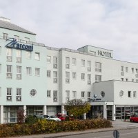 Mehrstöckiges Hotel mit dem Namen Marconi, helle Fassade, geparkte Autos und Bäume im Vordergrund., © Hotel Südtor Mehrstöckiges Hotel mit dem Namen Marconi, helle Fassade, geparkte Autos und Bäume im Vordergrund., © Hotel Südtor