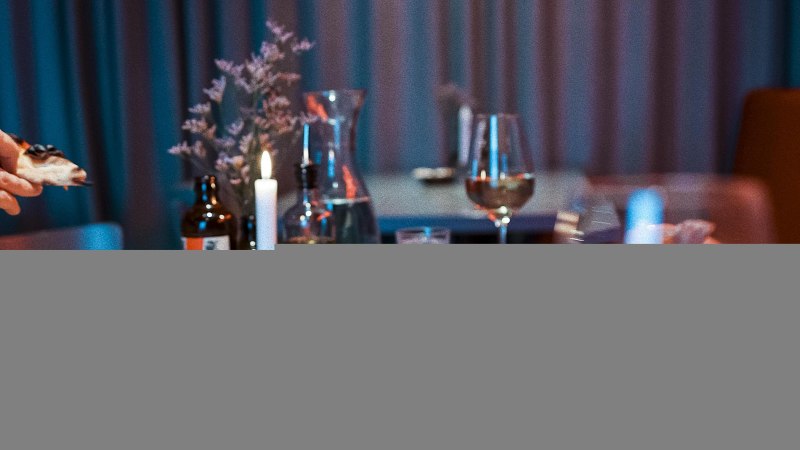 Ein Tisch in einem Restaurant mit mehreren Pizzen, Getränken und einer brennenden Kerze. Im Hintergrund sind Gläser und eine Flasche zu sehen., © Italo Disco, Stuttgart Ein Tisch in einem Restaurant mit mehreren Pizzen, Getränken und einer brennenden Kerze. Im Hintergrund sind Gläser und eine Flasche zu sehen., © Italo Disco, Stuttgart